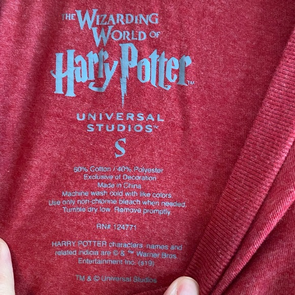Harry Potter Wizarding World Gryffindor Quidditch Team Captain T Shirt Sz S Red - Picture 4 of 7